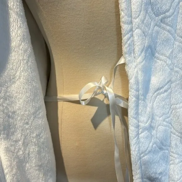 Daniel Buchler plush white mid-length bathrobe size medium NWOT