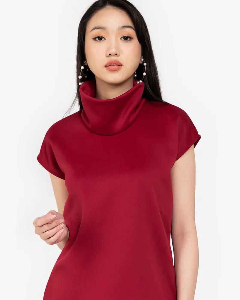 LORICA HIGH COLLARED TOP