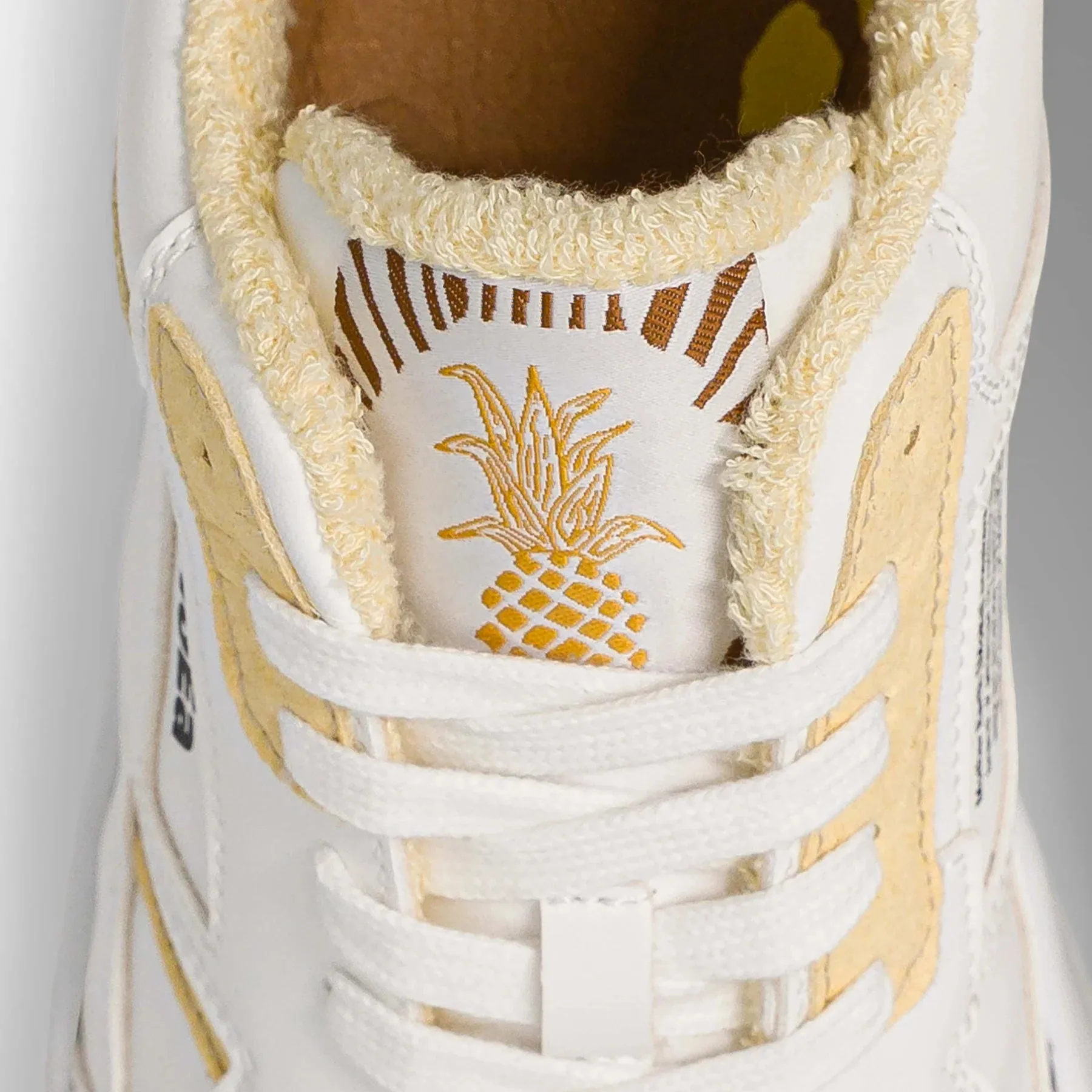 MOEA Gen1 Pineapple light yellow